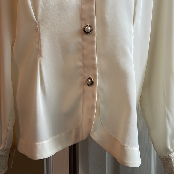 EUC Notations Women’s sz. 8 Ivory and Lace long sleeve blouse with pearl buttons - Picture 4 of 15